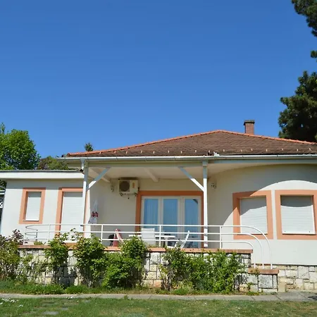 Belvarosi Nyaralo Holiday home Balatonfured